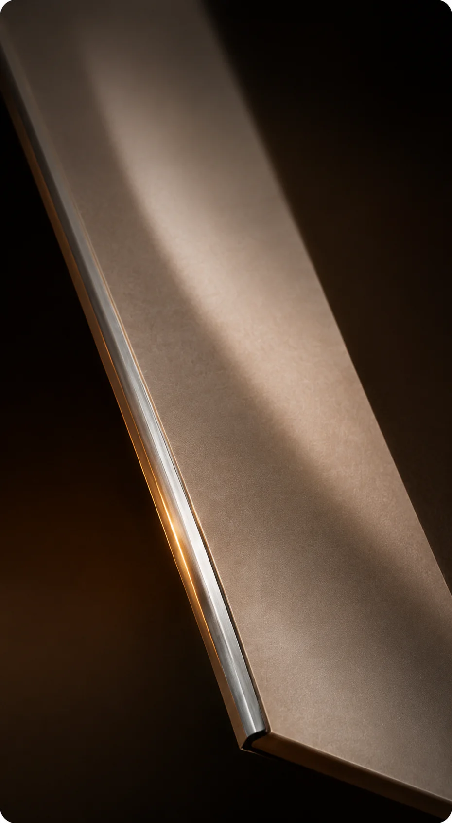 Close-up of an aluminium-edge reinforced cabinet shelf